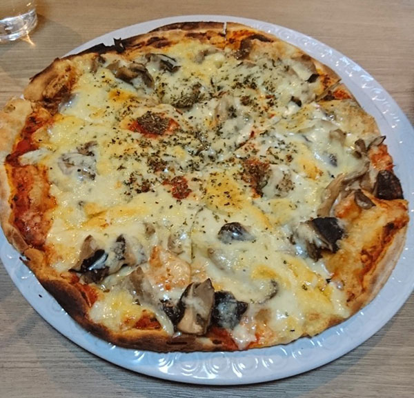 山ぶどうのきのこピザ