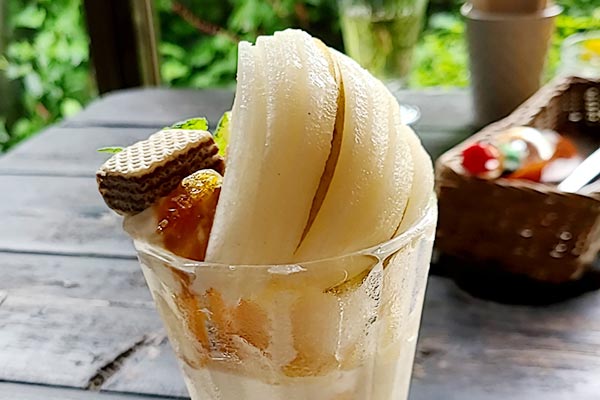 隠れ家カフェの梨パフェ