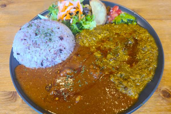 主役はスパイス　海老ビスク・トマトチキンカレーのあいがけ