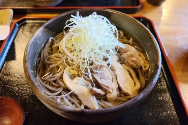 そば処 萬乃助　冷たい肉そば